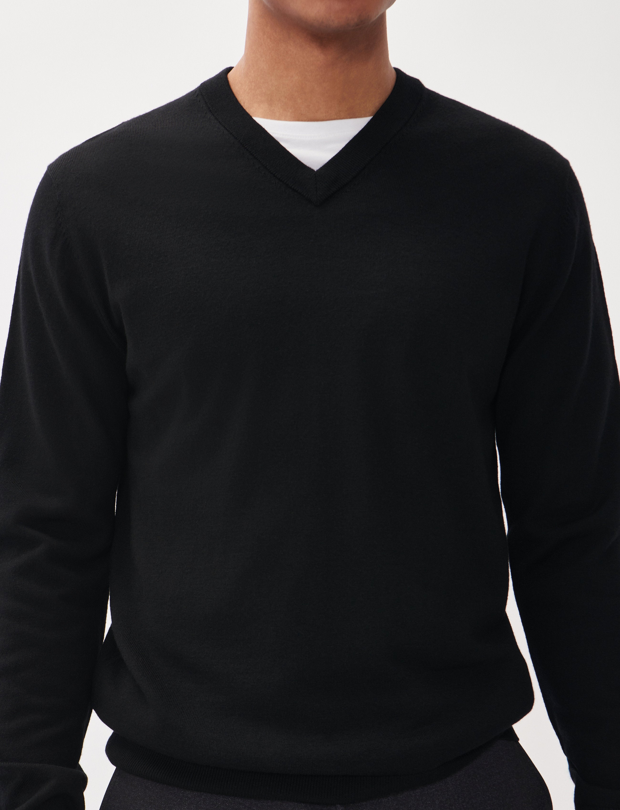 Viggo V Neck Knit Sweaters & Knits Matinique   